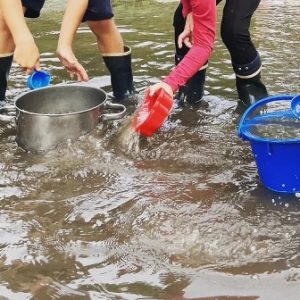 buiten spelen kleuters regen