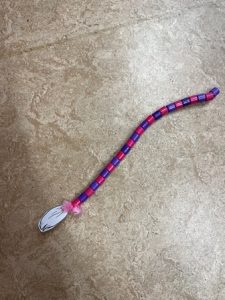 heks bezemsteel kleuters fijne motoriek rijgen