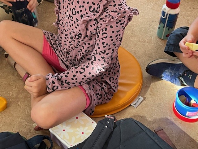 zitten op kussen kleuters