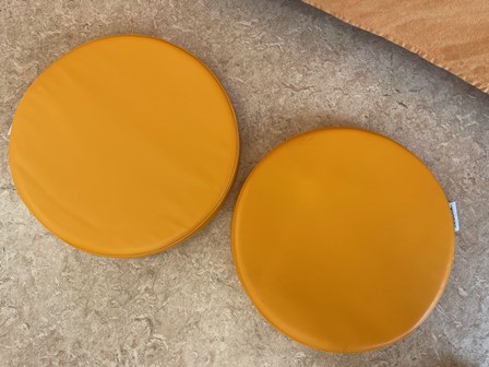 zitten op kussens kleutergroep