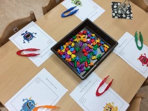 monsters voeren telkaarten kleuters